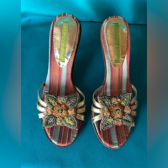 Elegant Floral Embellished CYDNEY MANDEL WOMENS size 9, 3.5” HEELS, EUC - Picture 2 of 4